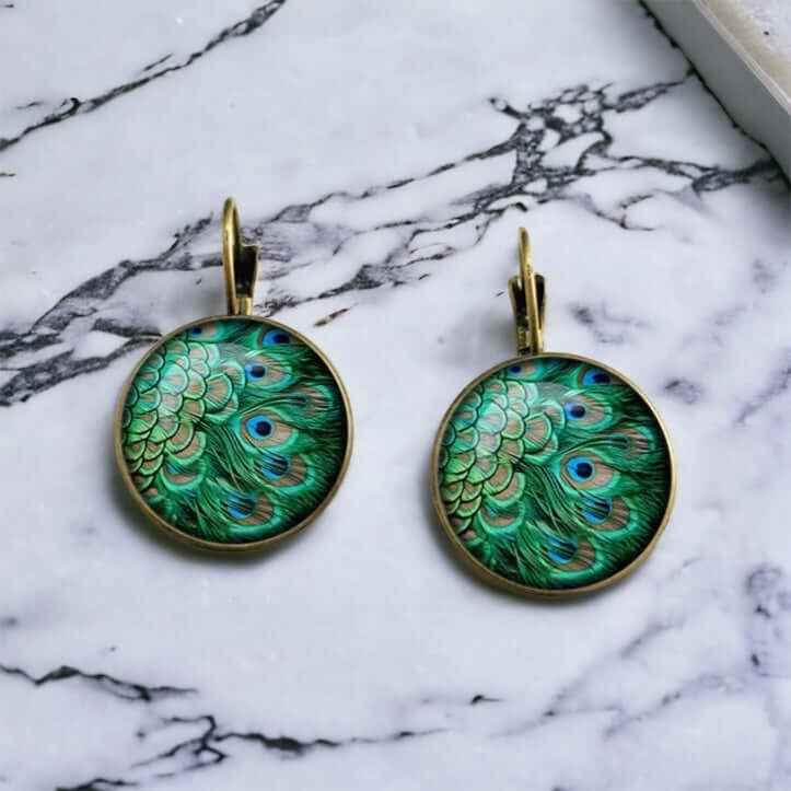 Bohemian Stil: Peacock Feder Ohrhänger mit Glas Cabochon - Ein Hauch von Ethno-Chic