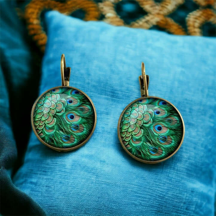 Bohemian Stil: Peacock Feder Ohrhänger mit Glas Cabochon - Ein Hauch von Ethno-Chic