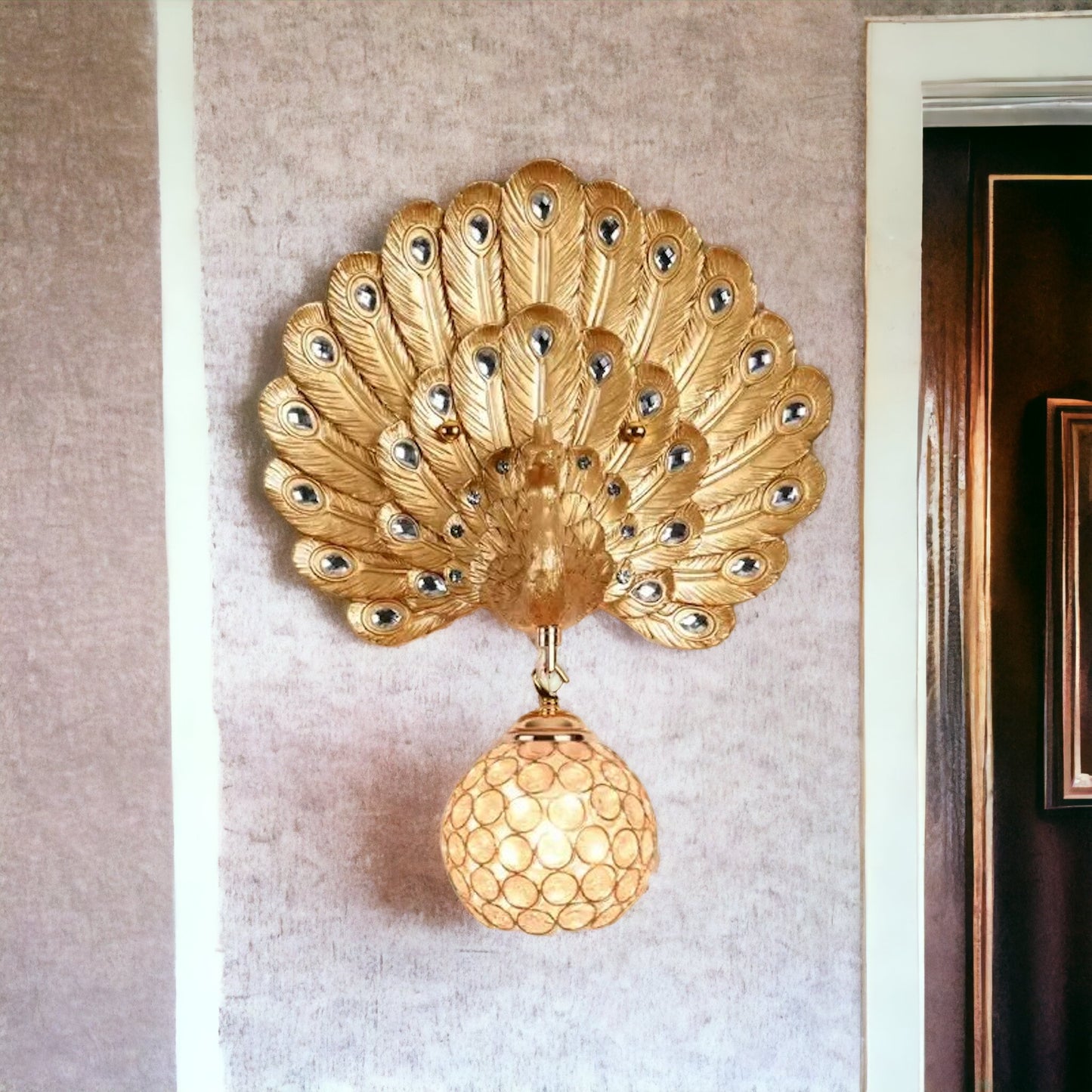 Kreativität trifft auf Pfauen-Design – Edle Wandlampe für den besonderen Flair