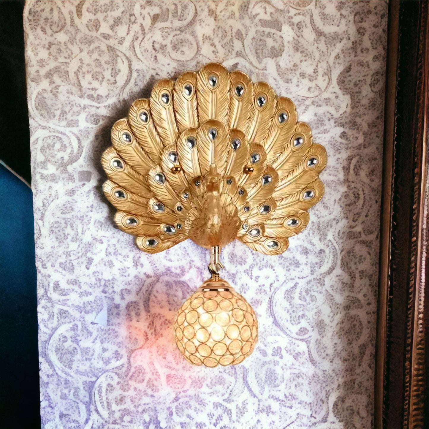 Kreativität trifft auf Pfauen-Design – Edle Wandlampe für den besonderen Flair