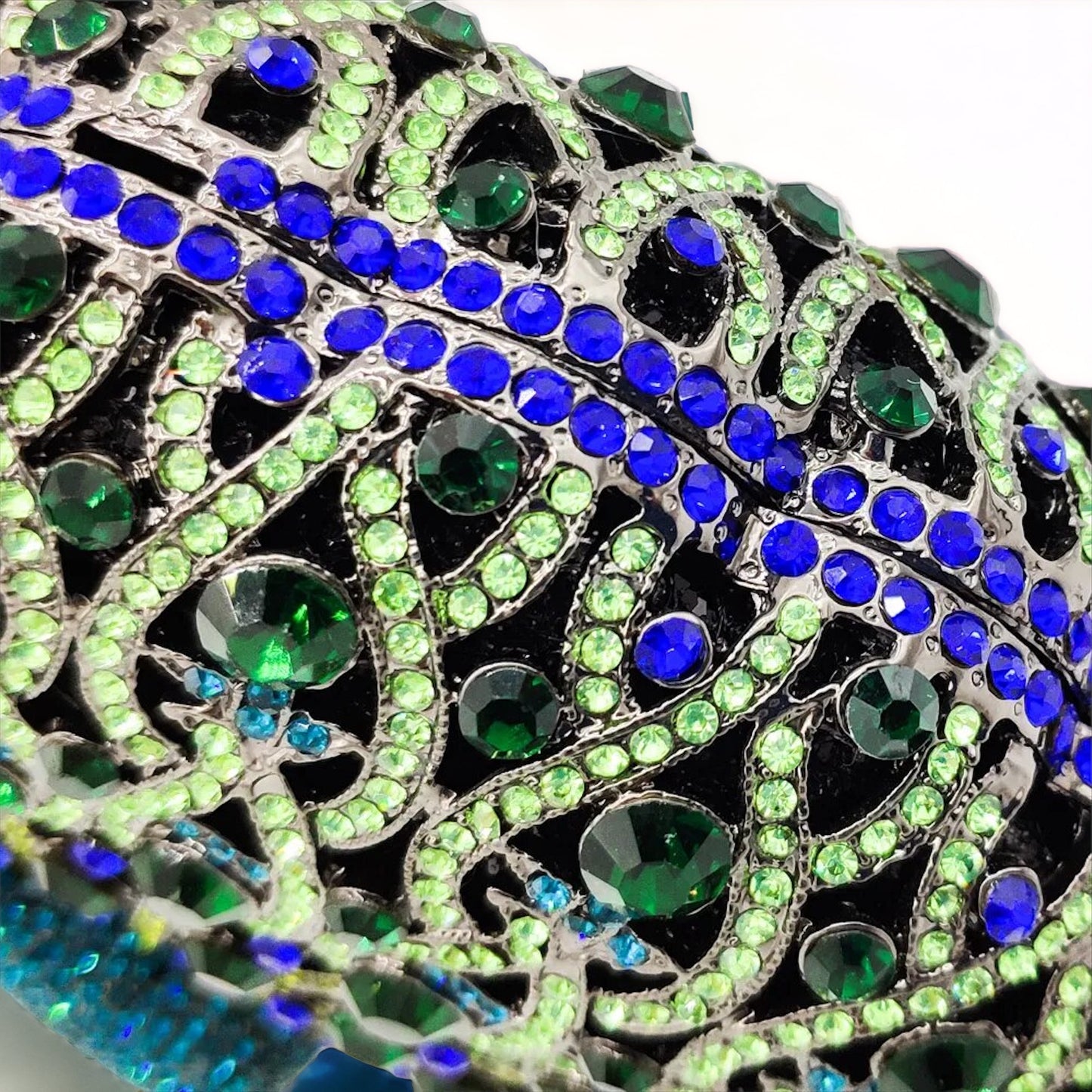 Kristall-Pfauen-Clutch: Eleganz trifft auf Funkeln!