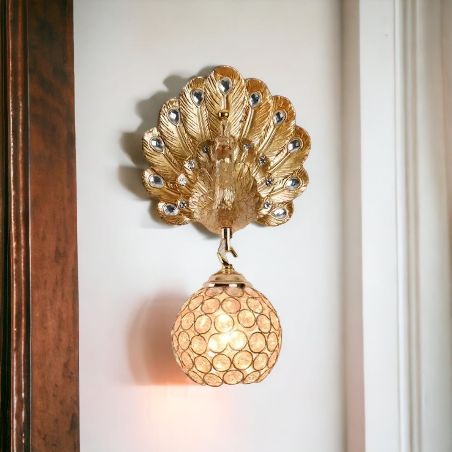 Kreativität trifft auf Pfauen-Design – Edle Wandlampe für den besonderen Flair