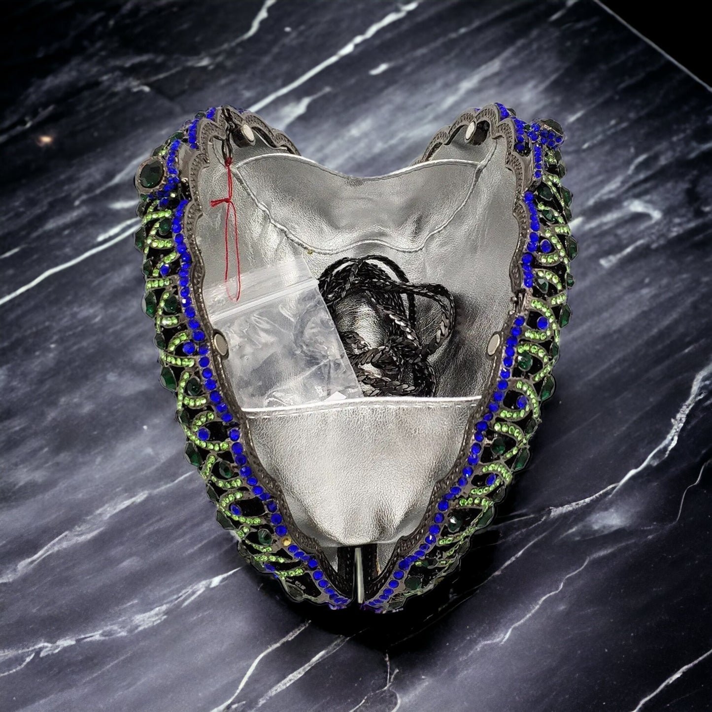 Kristall-Pfauen-Clutch: Eleganz trifft auf Funkeln!