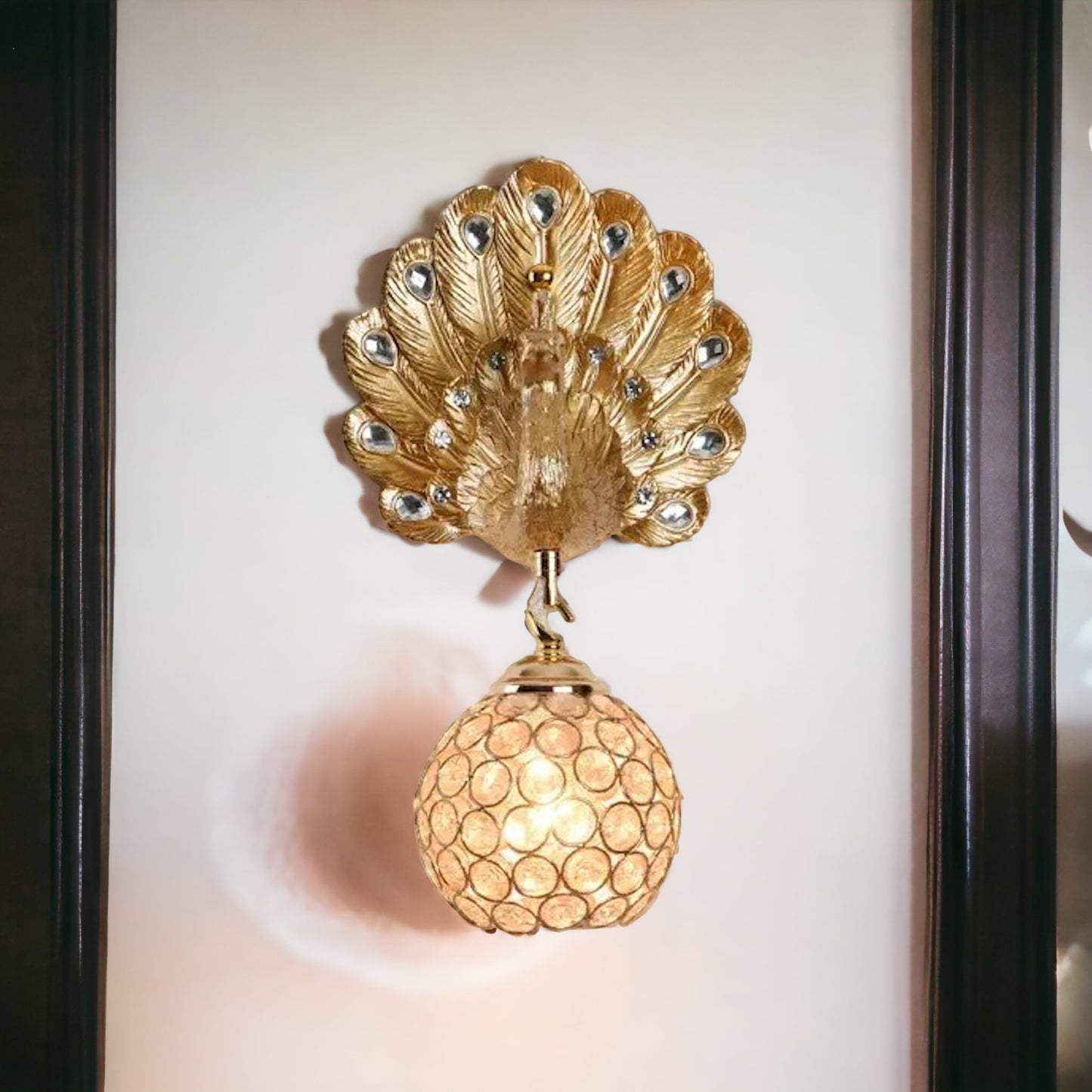 Kreativität trifft auf Pfauen-Design – Edle Wandlampe für den besonderen Flair