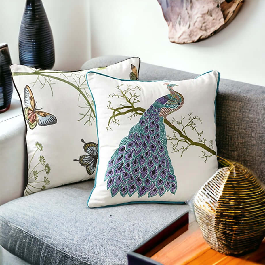 Bestickte Kissenhülle im Pastoral-Stil: Pfau-Motiv