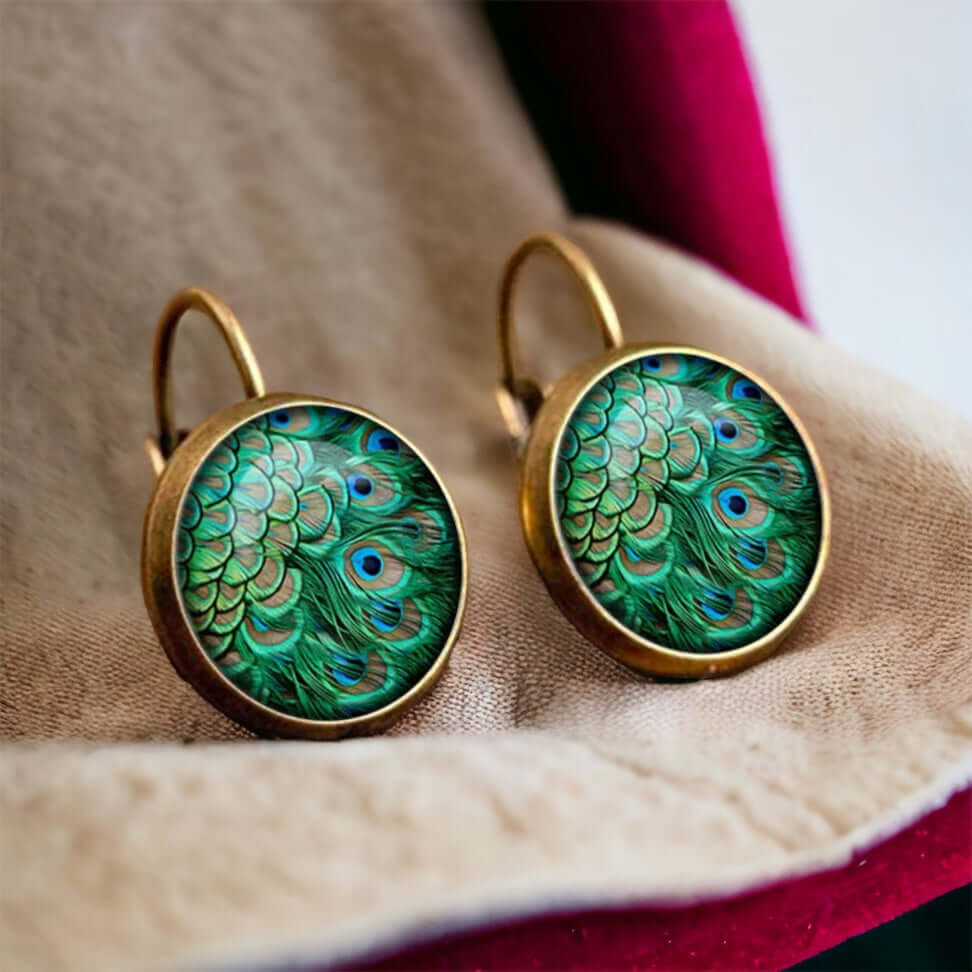 Bohemian Stil: Peacock Feder Ohrhänger mit Glas Cabochon - Ein Hauch von Ethno-Chic