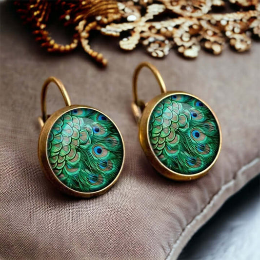 Bohemian Stil: Peacock Feder Ohrhänger mit Glas Cabochon - Ein Hauch von Ethno-Chic