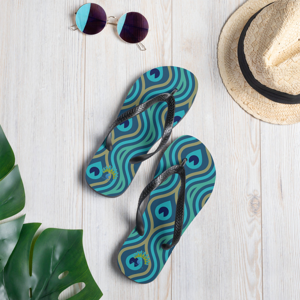 Sommerliche Flip-Flops mit Pfauenfeder-Design