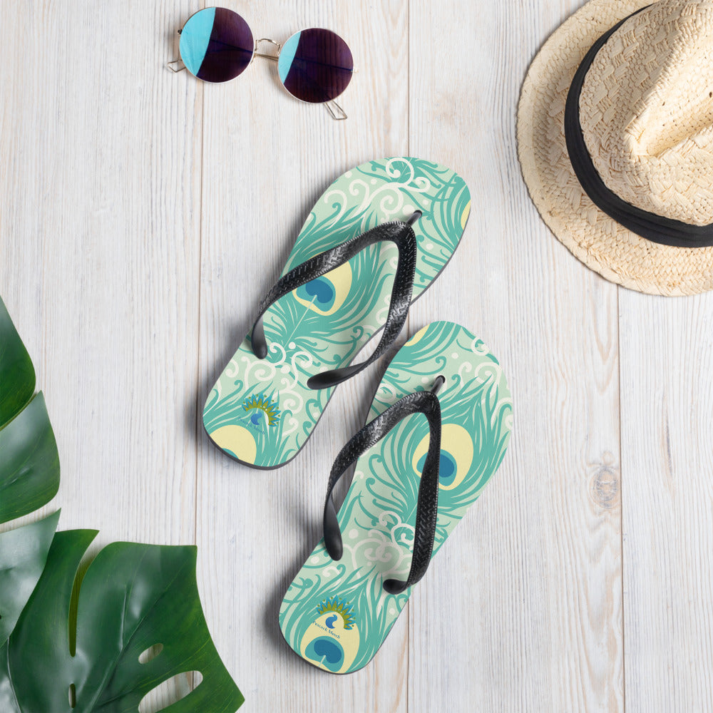 Sommerliche Flip-Flops mit Pfauenfeder-Design