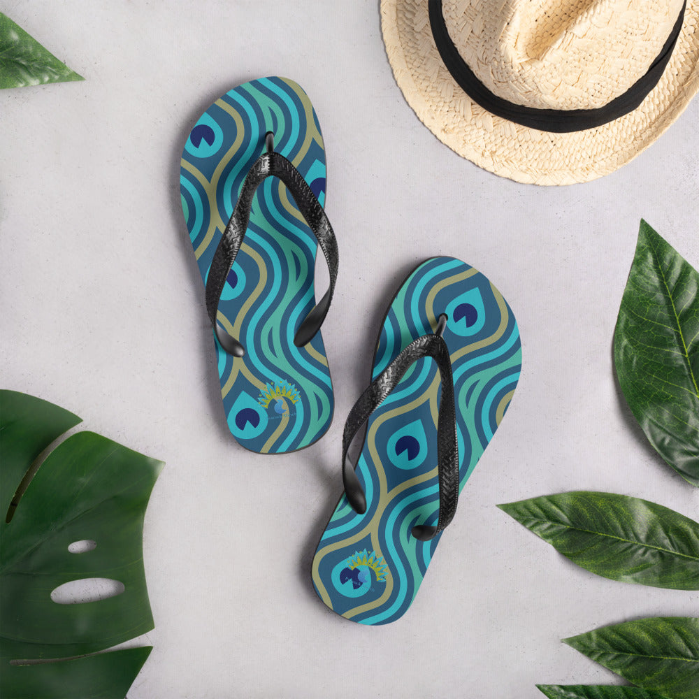 Sommerliche Flip-Flops mit Pfauenfeder-Design