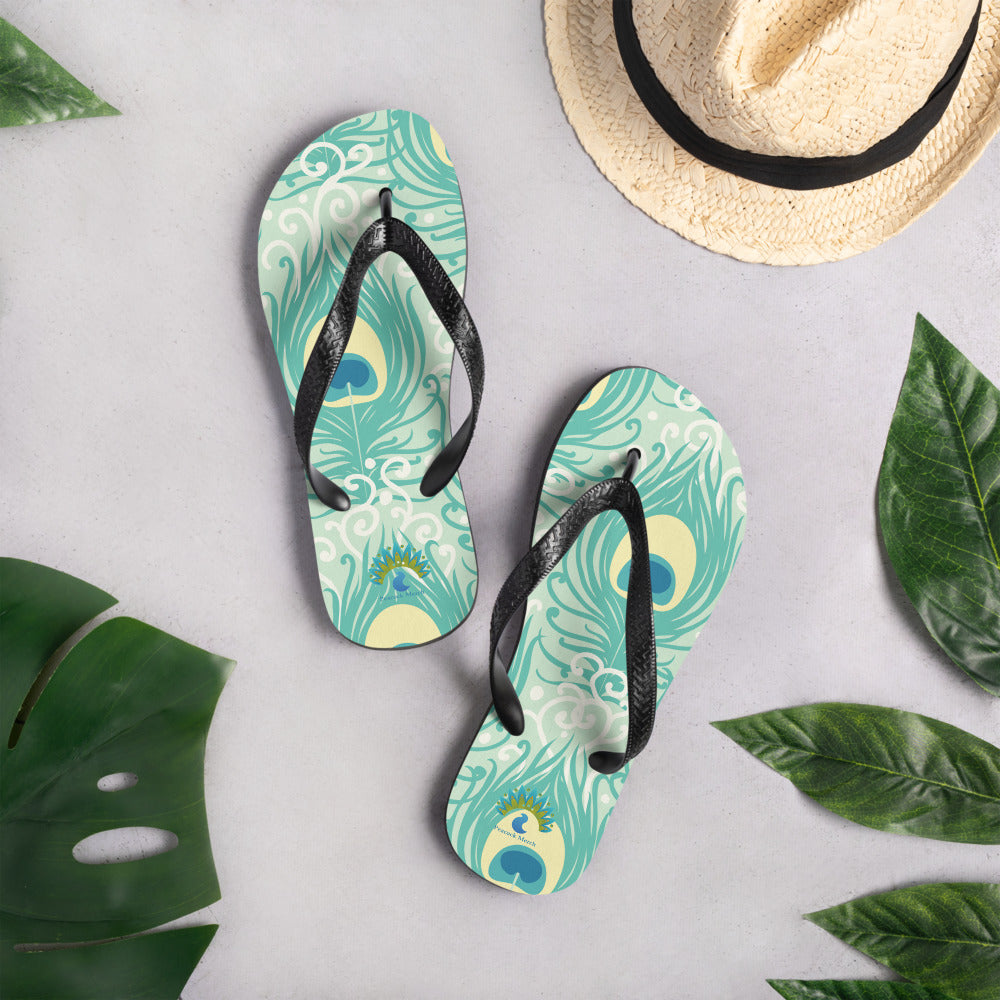 Sommerliche Flip-Flops mit Pfauenfeder-Design